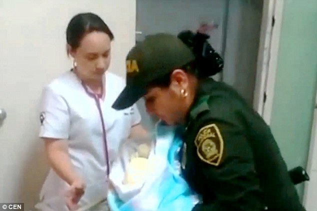 女警森林發現棄嬰 為其哺乳