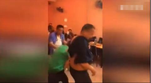 同學聚會炫富撒錢