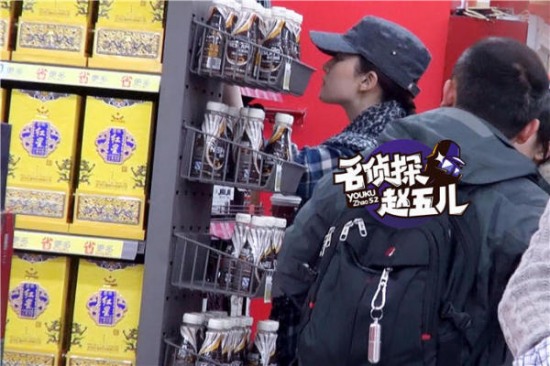 劉亦菲帶助理逛街