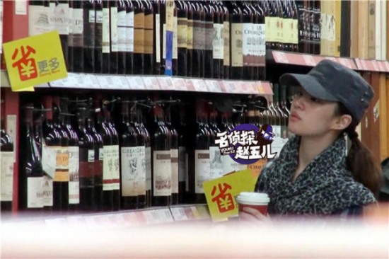 劉亦菲帶助理逛街