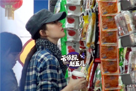 劉亦菲帶助理逛街