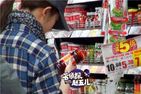 劉亦菲帶助理逛街