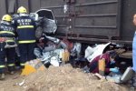 西安轎車火車相撞 轎車被卷入火車底部司機奇跡生還