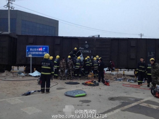 西安轎車火車相撞