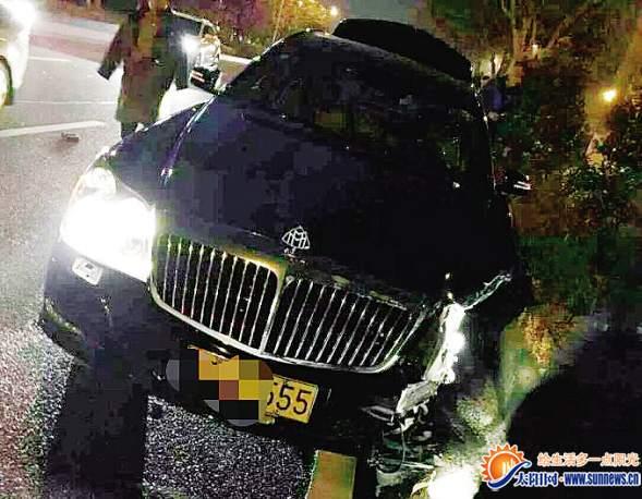 邁巴赫與的士相撞受損嚴(yán)重