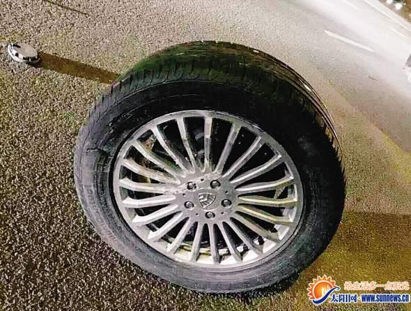 邁巴赫與的士相撞受損嚴(yán)重