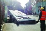 貴陽地面突現大坑一輛公交車掉進去了