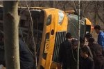 河北幼兒校車側(cè)翻造成2名孩子受傷