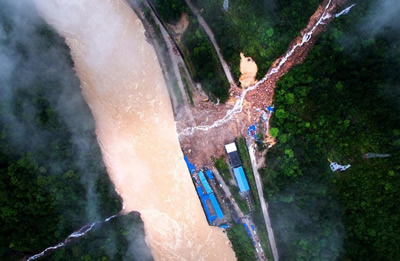 航拍福建三明市泰寧縣開(kāi)善鄉(xiāng)山體滑坡事故現(xiàn)場(chǎng)