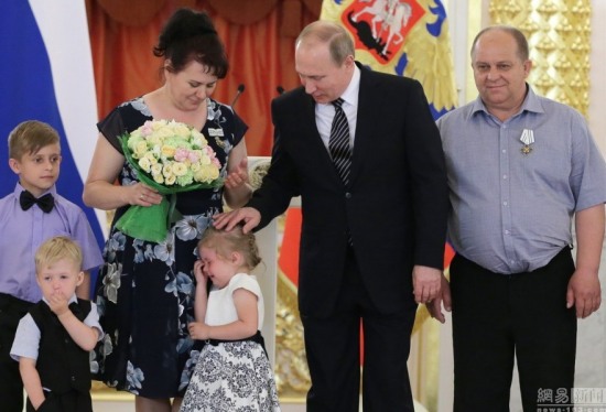 普京頒獎嚇哭蘿莉