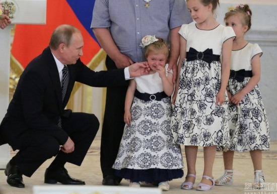 普京頒獎嚇哭蘿莉