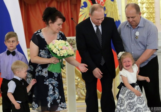 普京頒獎嚇哭蘿莉