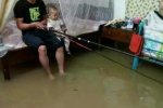 株洲暴雨致內澇 居民坐床上釣魚
