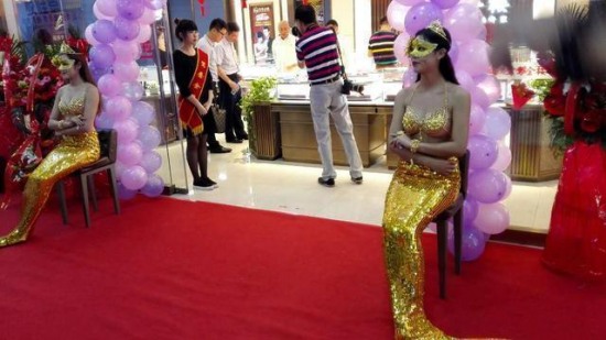 美女穿20萬(wàn)黃金衣