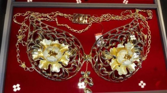 美女穿20萬(wàn)黃金衣