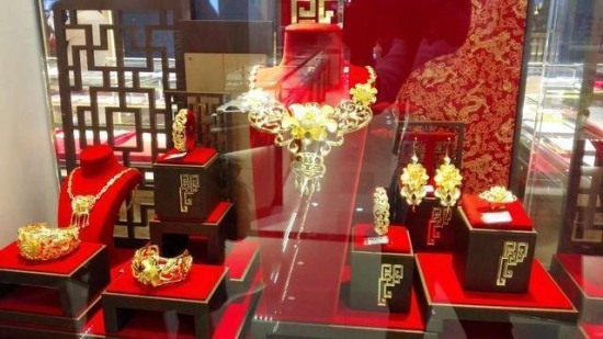 美女穿20萬(wàn)黃金衣