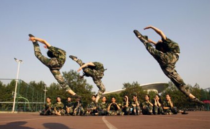 美女空中一字馬