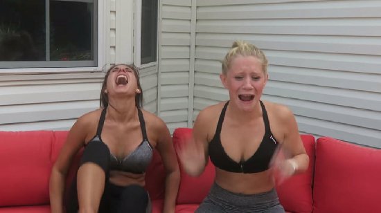 兩女生嘗試最辣辣椒辣吐