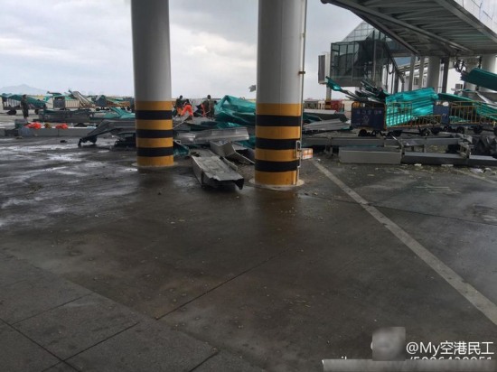 廈門機場飛機被臺風吹跑