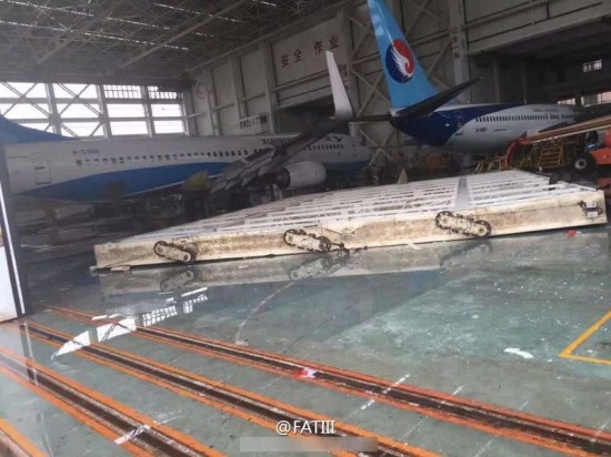 廈門機場飛機被臺風吹跑