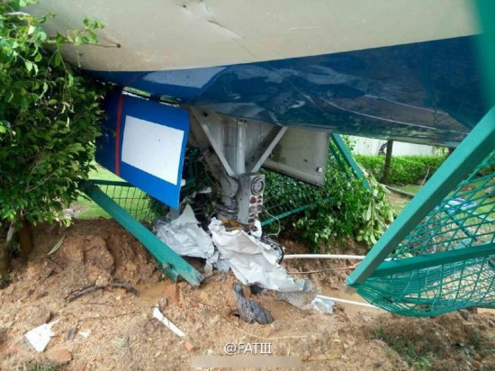 廈門機場飛機被臺風吹跑