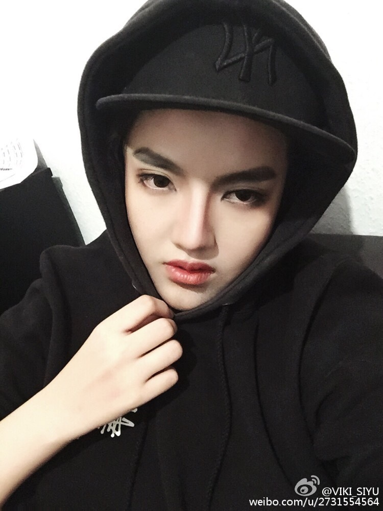 美女化吳亦凡仿妝