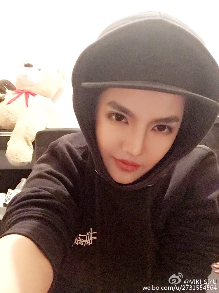 美女化吳亦凡仿妝