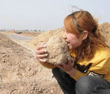 21歲女孩吃土5000斤 稱:土和巧克力一個味兒