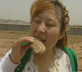 21歲女孩吃土5000斤 稱:土和巧克力一個味兒