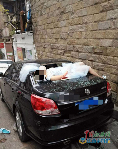 妙齡女穿婚紗墜樓