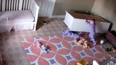 2歲男童救出兄弟