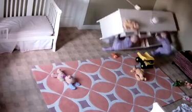 2歲男童救出兄弟