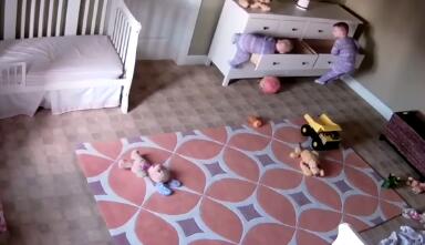 2歲男童救出兄弟