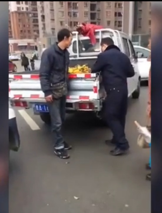 城管強拿小販水果
