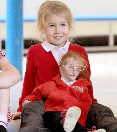 英國(guó)14歲姑娘比兔子小