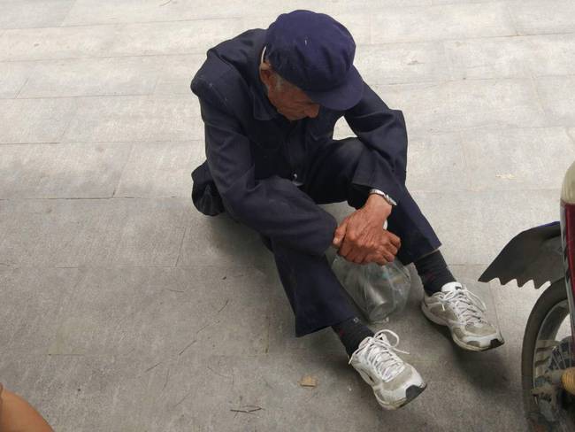 旬老人是假摔帝