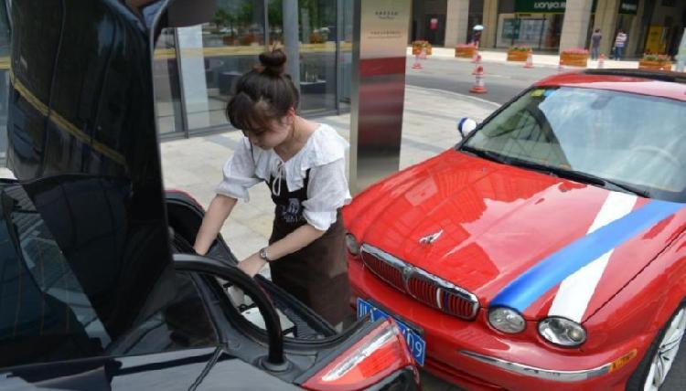 用豪華轎車送外賣