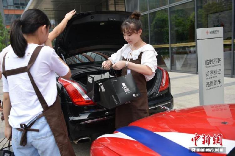 用豪華轎車送外賣