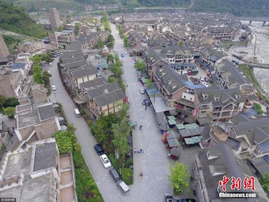 汶川地震九周年,航拍震中映秀鎮(zhèn)小洋樓整齊排列。 莫曉 攝 視覺中國