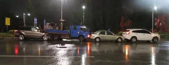 女司機(jī)連懟5車