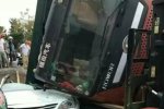滿載石子卡車側(cè)翻壓扁轎車造成2人死亡