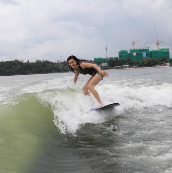 張柏芝穿泳裝沖浪