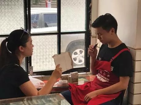 小哥用太陽能煎蛋中暑