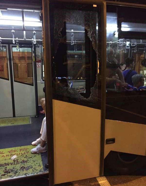 旅客砸擺渡車玻璃