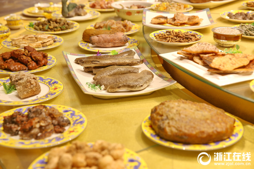 奇石烹出滿漢全席