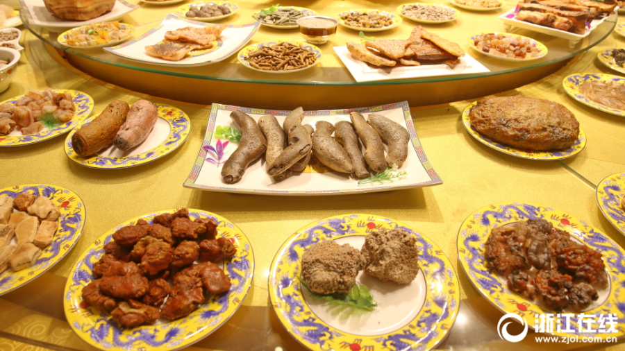 奇石烹出滿漢全席