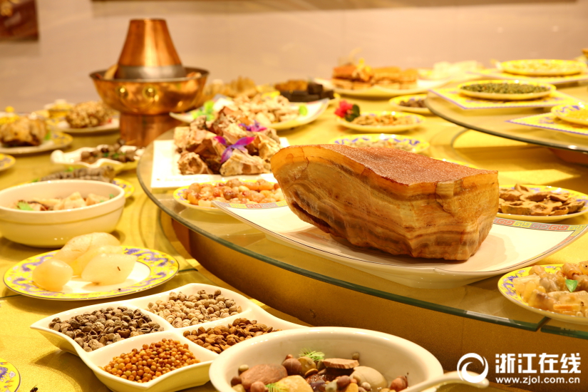 奇石烹出滿漢全席