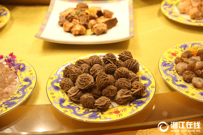 奇石烹出滿漢全席