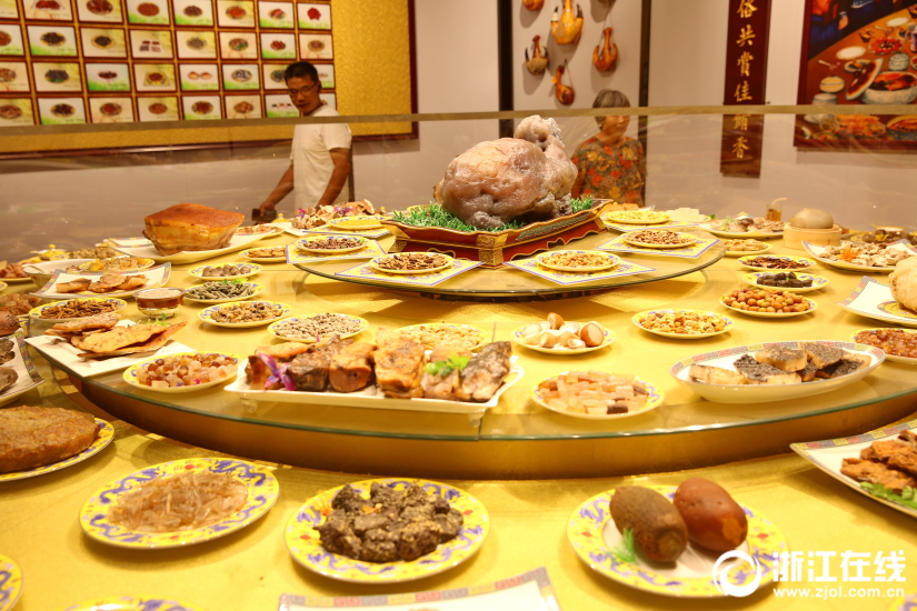 奇石烹出滿漢全席