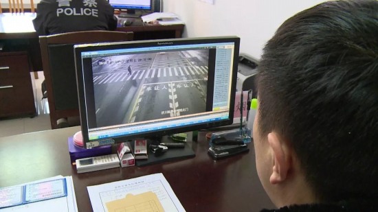 女司機開車擦窗撞飛3人